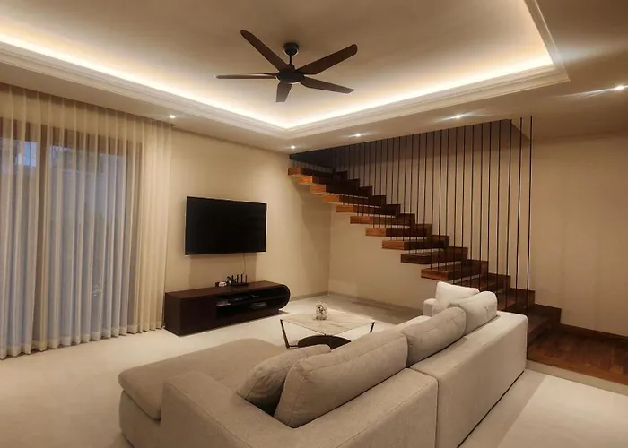 Quiet Contemporary Hideaway, Moments From Icon Mall And Holiday home
