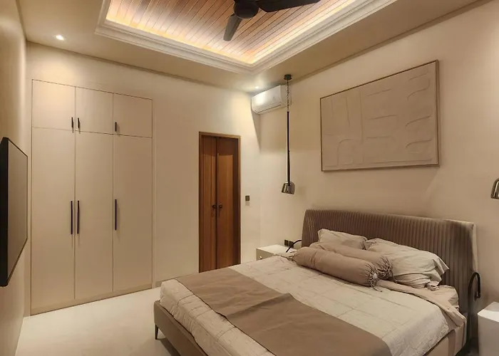 Quiet Contemporary Hideaway, Moments From Icon Mall And Holiday home