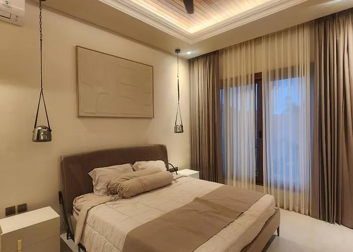 Quiet Contemporary Hideaway, Moments From Icon Mall And Сasa de vacaciones