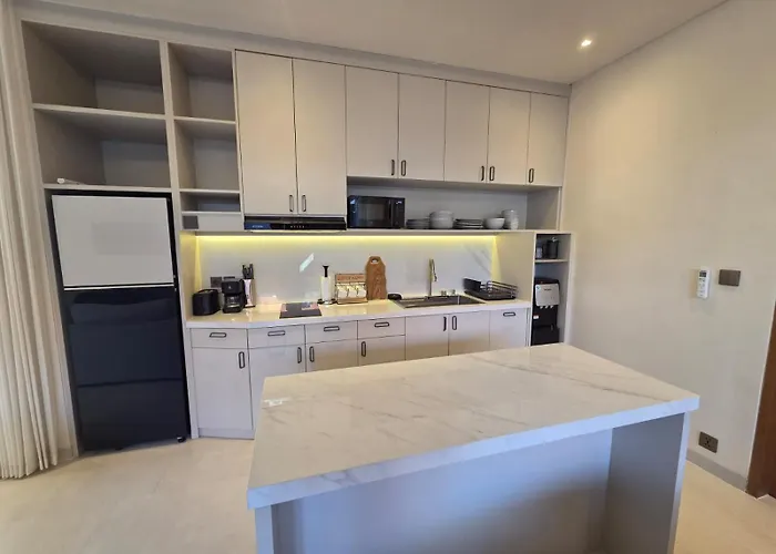 Quiet Contemporary Hideaway, Moments From Icon Mall And Holiday home