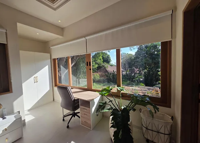 Quiet Contemporary Hideaway, Moments From Icon Mall And Holiday home