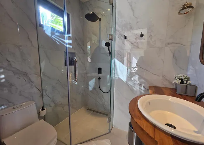 Quiet Contemporary Hideaway, Moments From Icon Mall And Сasa de vacaciones