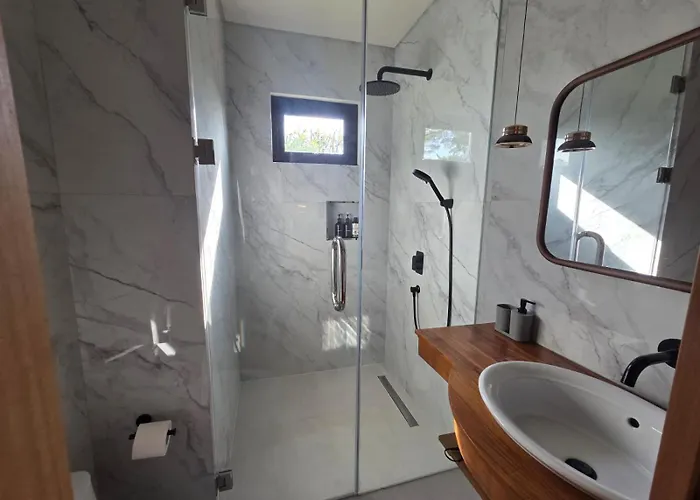 Quiet Contemporary Hideaway, Moments From Icon Mall And Сasa de vacaciones *