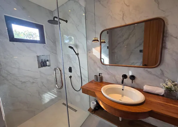 Quiet Contemporary Hideaway, Moments From Icon Mall And *