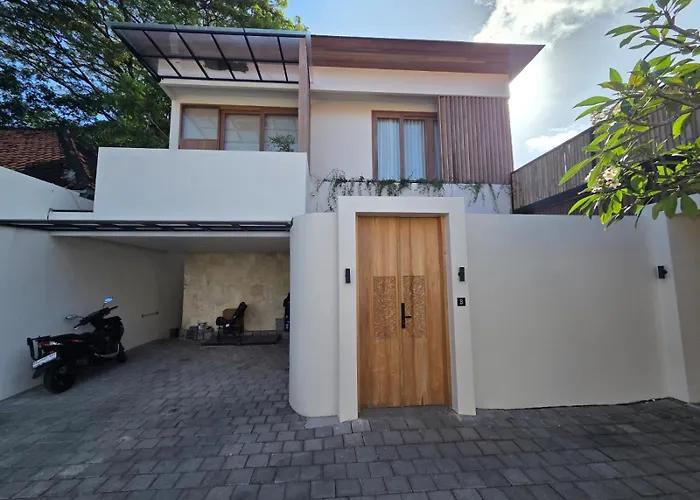 Quiet Contemporary Hideaway, Moments From Icon Mall And